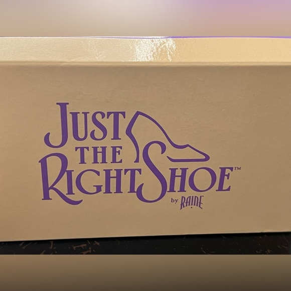 Just the Right Shoe Tying the Knot - Picture 9 of 9